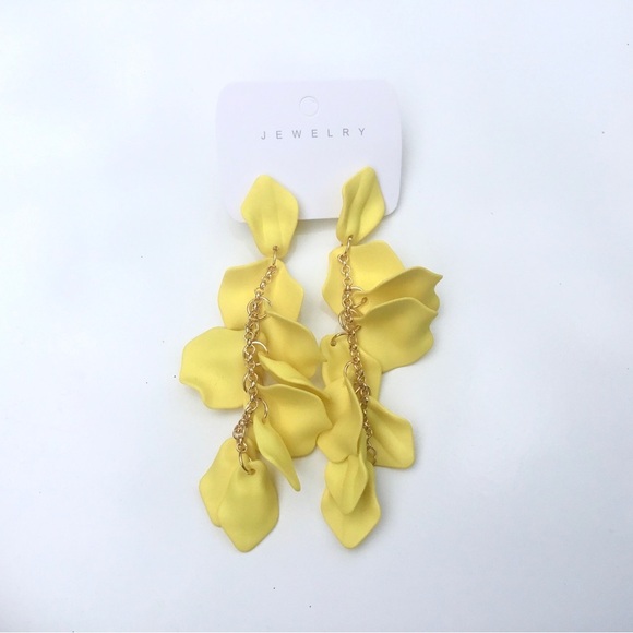Bright yellow petals dangle earrings - Picture 2 of 3